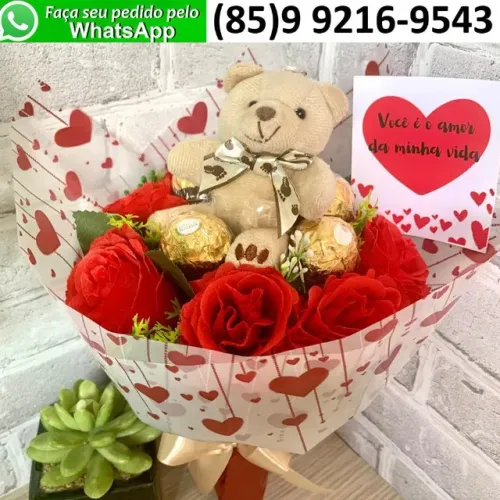 Lindo Buquê de Rosas Vermelhas Artificiais com Chocolates e Ursinho de Pelúcia