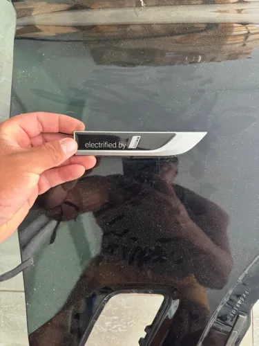 Emblema Paralama Direito Bmw 320e 2021/2023 Eletrified By
