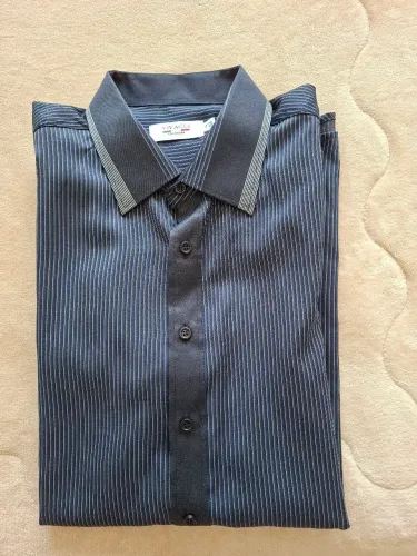Linda camisa  azul Vivacci Colezione com detalhes na gola e frente