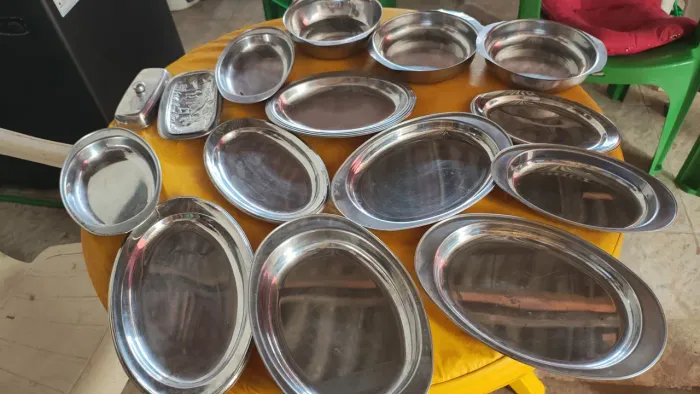Conjunto de louças em inox para servir