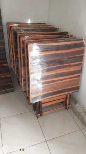 Mesa Dobrável Com Quatro Cadeiras Envernizada