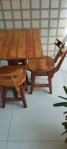 Conjunto de Mesa e Cadeiras de Madeira Rústica