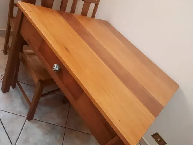Mesa antiga em madeira maciça sem cadeiras