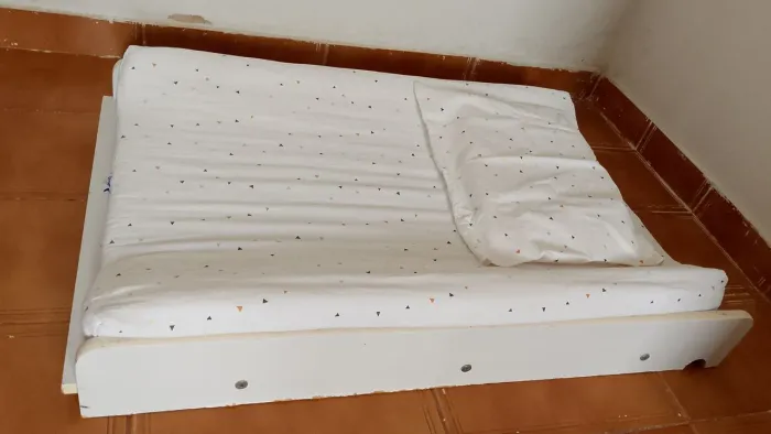 Trocador de bebê branco com estampa de triângulos