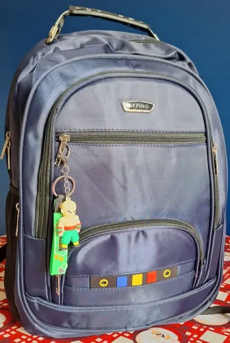 Mochilas escolares, novas no plástico.