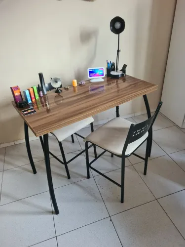 Mesa Estilosa com 2 cadeiras 