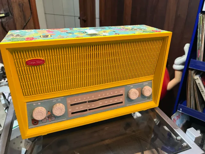 rádio retrô da marca "Carpe Diem"