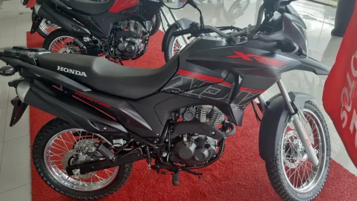 Vendo XRE 190, moto impecável sem detalhes só pegar e rodar. Dois pneus novos 