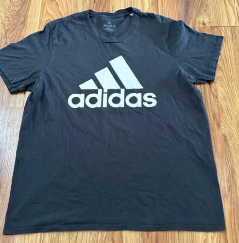 camiseta adidas tamanho eg importada (desapego)