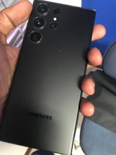 Vendo SAMSUNG S23 ULTRA COM A TELA TRINCADA. MAS FUNCIONA TUDO PERFEITAMENTE.