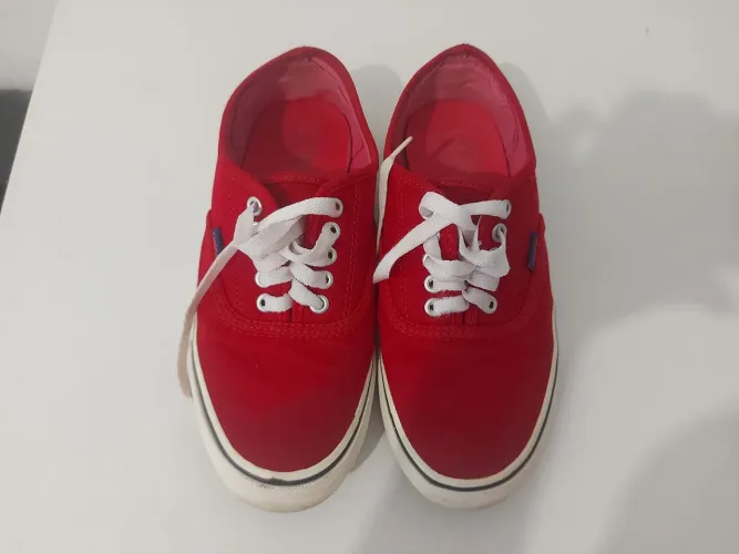 Tênis vermelho da Capricho - estilo Vans
