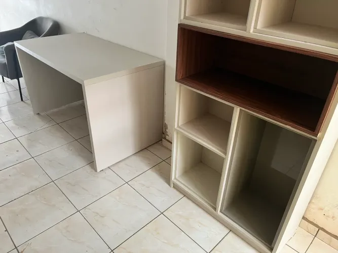 Estante e mesa para escritório