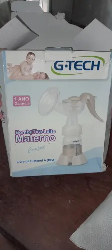 Bomba de tira-leite materno com acessórios completos.
