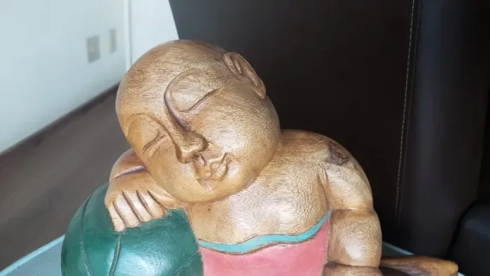 Escultura oriental - Monge adormecido, em madeira nobre