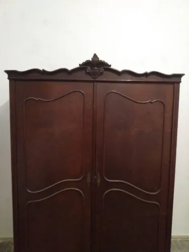 Armário antigo de madeira