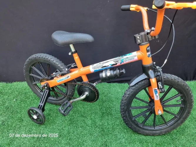 Bicicleta laranja infantil com rodinhas