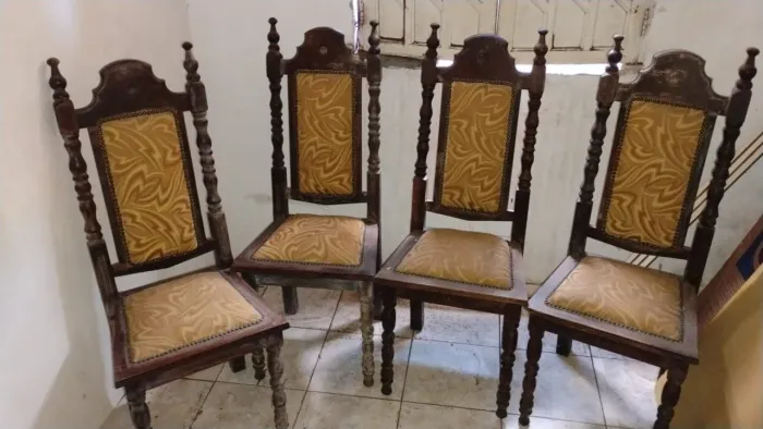 Conjunto de 6 Cadeiras de Jantar Antigas em Madeira