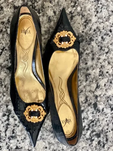 Sapatos Virisa Elegantes - Preto com Detalhes Dourados