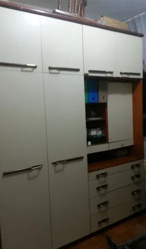 Guarda roupas rudnick com estante e gavetas