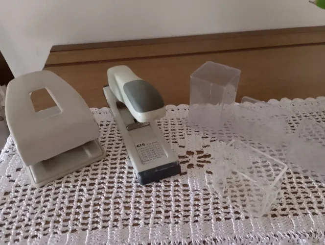 Kit de escritório com grampeador, perfurador e porta cartões