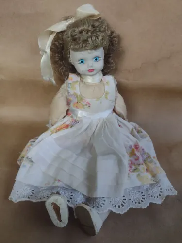 Boneca de porcelana antiga