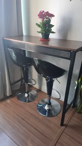 Bancada alta e banquetas