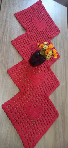 Caminho de mesa artesanal de crochê com coração