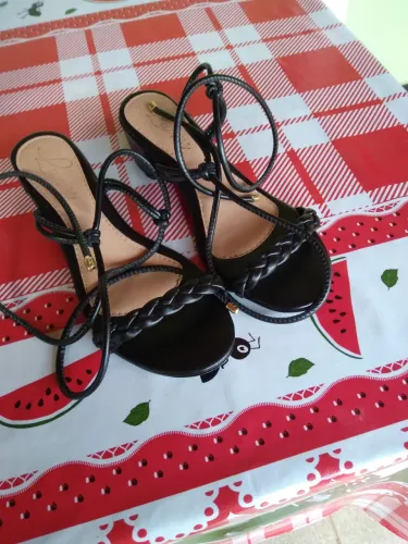 SANDÁLIA NÚMERO 36. VALOR. 34 REAIS PARA PEGA HOJE. 