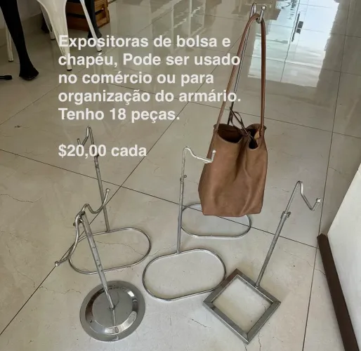 Expositora de bolsa e chapéu