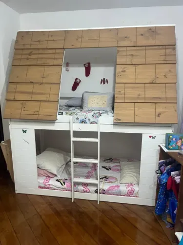 Beliche casinha infantil, com telhado e escada, 2 colchões inclusos