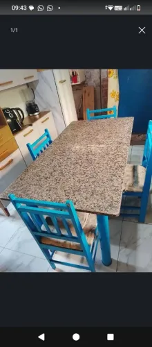 Vendo essa mesa de mármore com quatro cadeiras