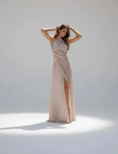 Vestido Branco com Fenda e Detalhe Transpassa - She Likes