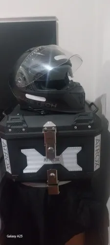 Capacete e caixa