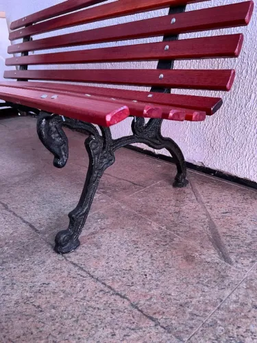 Banco de madeira maciça resistente a sol e chuva para condomínios, praças e jardins