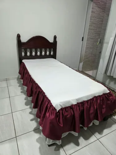 CAMA DE SOLTEIRO EM MADEIRA MACIÇA