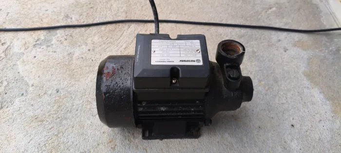 Bomba d'água semi nova,120.00 reais 