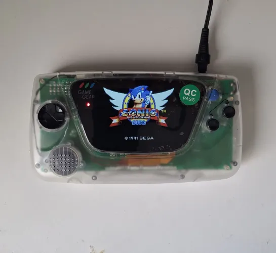 Game Gear cristal com tela IPS laminada, fonte e um jogo