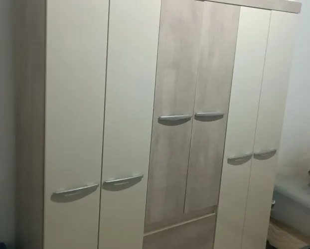Guarda roupa de solteiro compacto 6 portas