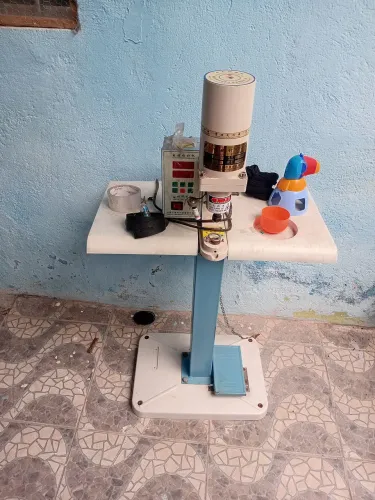 Máquina que prega botão e rebite