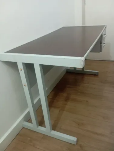 Mesa de escritório e sofá. R$ 100,00 cada