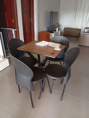 Mesa com 4 cadeiras