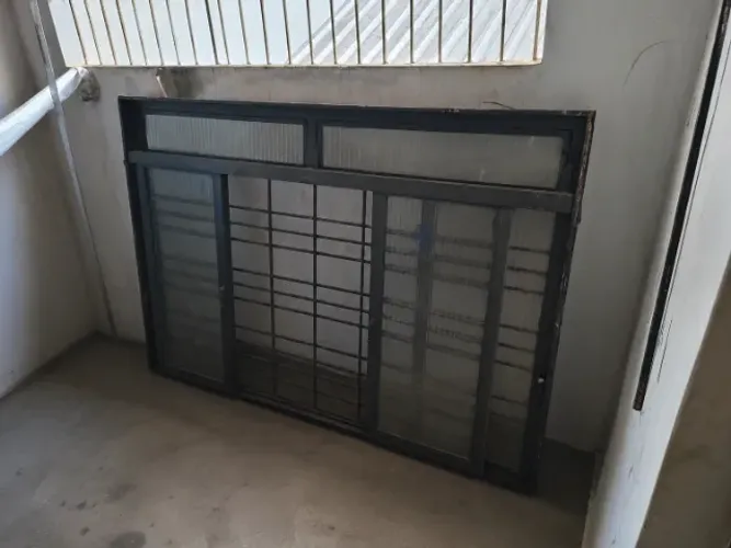 Janela tamanho 2,00m X 1,40m com todos os vidros