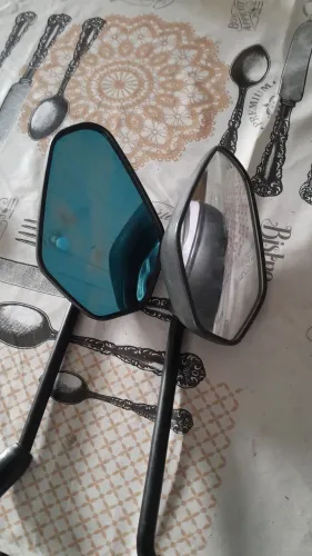 Vende se um retrovisor