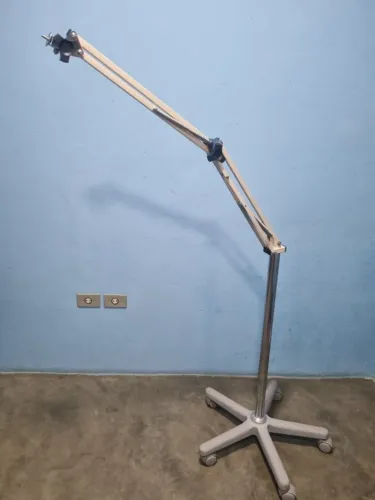Tripé com braço articulado e rodízio