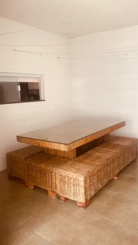 Mesa Jacaúna de cipó com vidro temperado em cima
