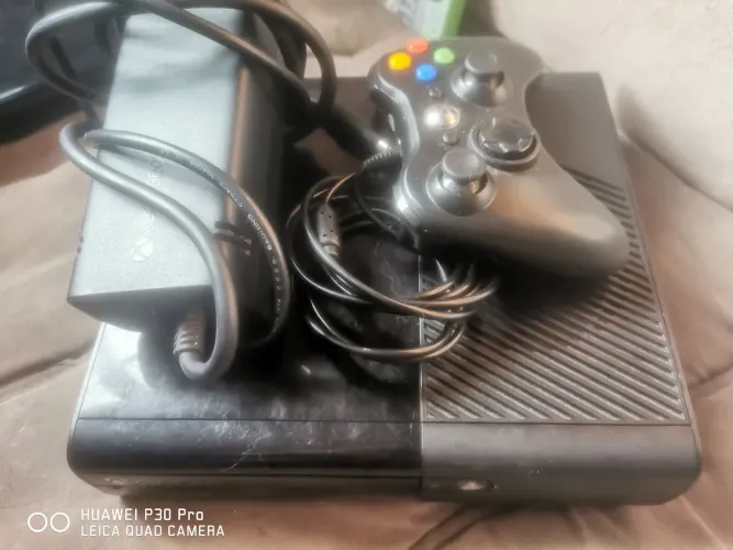Vendo xbo, 360 bloqueado com 1 controle e 2 jogos e HD de 250 giga e mais volante