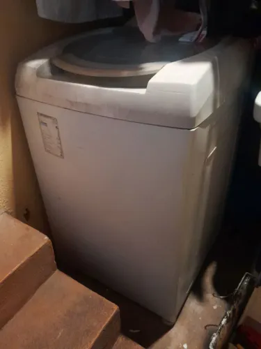 fogão e máquina de lavar com avaria