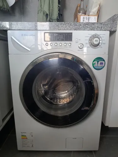 Vendo máquina de lavar lava/seca Eletrolux, LSE09, 13 anos de uso, falta aleta do cesto.