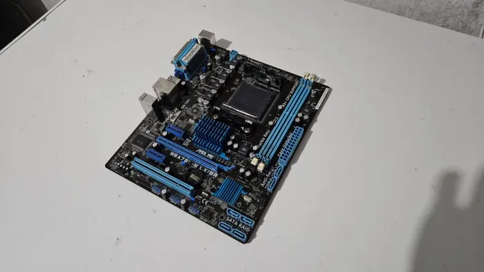Placa Mãe Asus M5A78L-M LX/BR AM3+ (Liga/Sinal de Vida/Sucata)