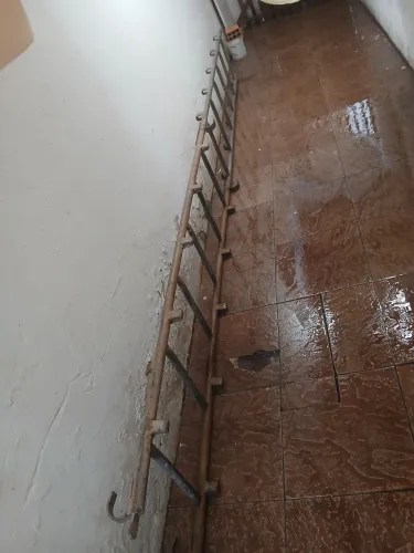 Troco uma escada de ferro em ótimo estado
